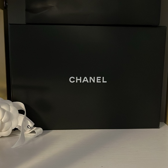 NWT CHANEL wallet on chain in iridescent pink with gold hardware - Picture 11 of 15